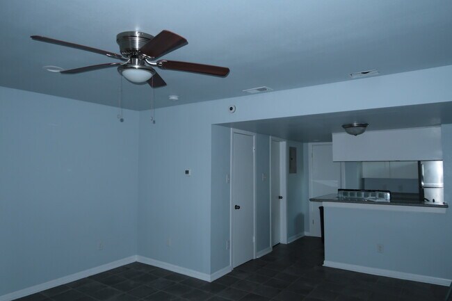 Building Photo - 425 S Oak St