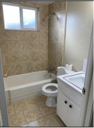 Full bathroom - 397 Roosevelt Ave