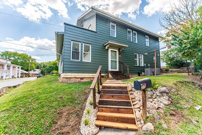 Building Photo - 210 Dewey St