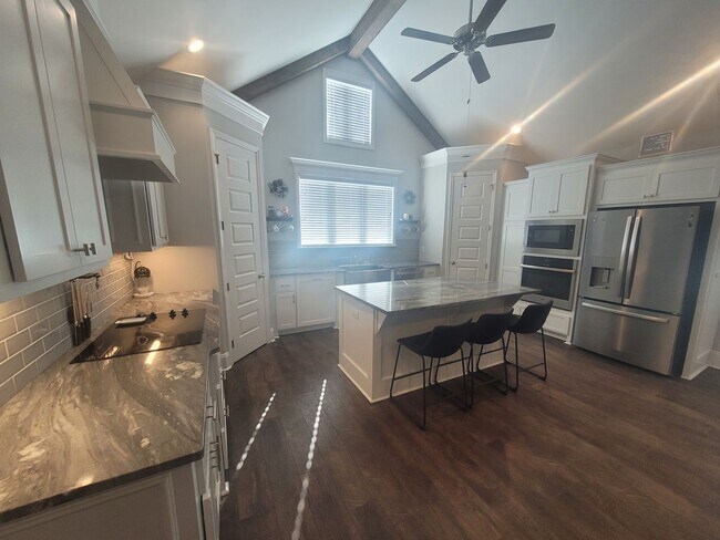 Foto del edificio - Spacious 4BR Home with Inground Pool, Open Split Floor Plan & Side-Entry Garage