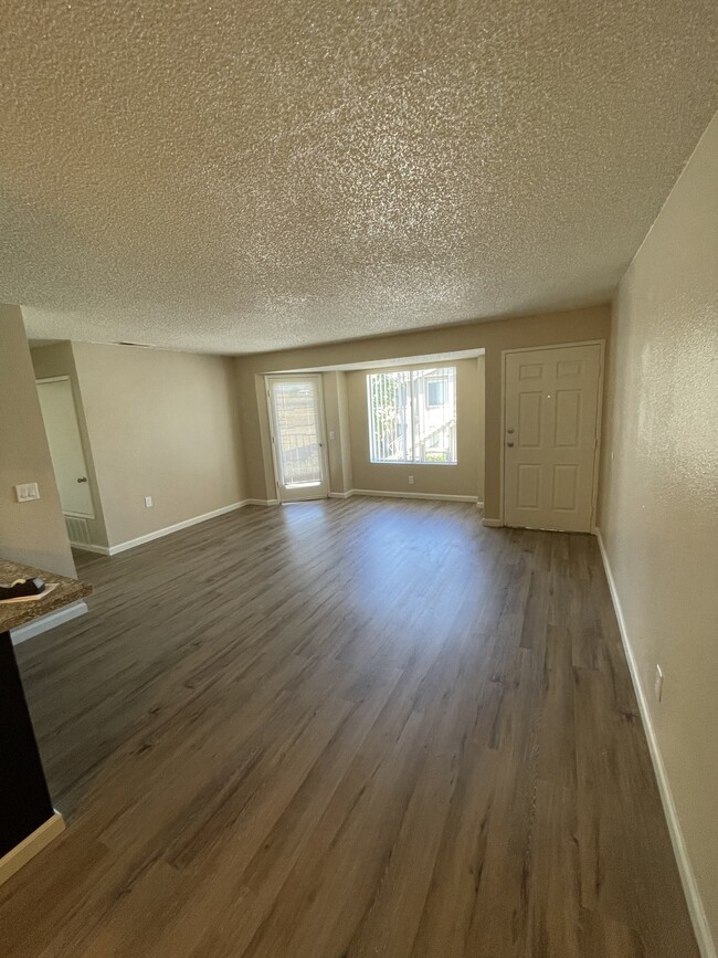 2x1 - Living Room - Shadow Ridge Apartments