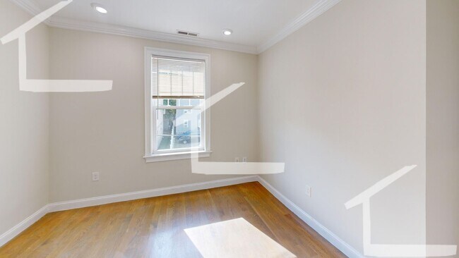 Building Photo - Spacious 3 Bed Now Available