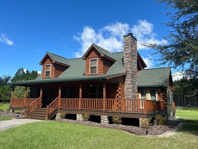 Foto del edificio - Gorgeous 3-Bedroom Log Cabin with Loft, Large Shop & Stocked Pond – Near Branford, FL