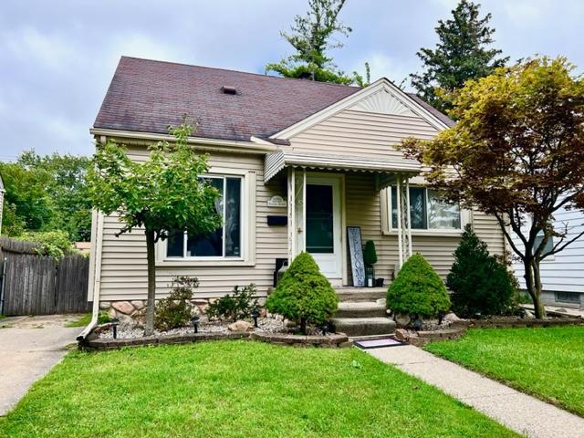 Beautiful Bungalow! - 23721 Harding Ave