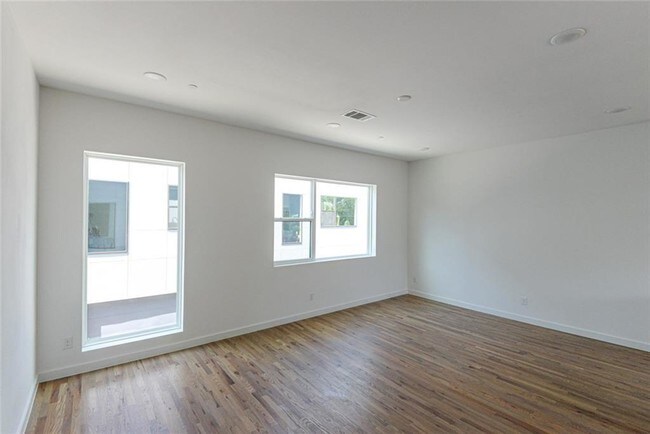 Building Photo - 427 W 10th St
