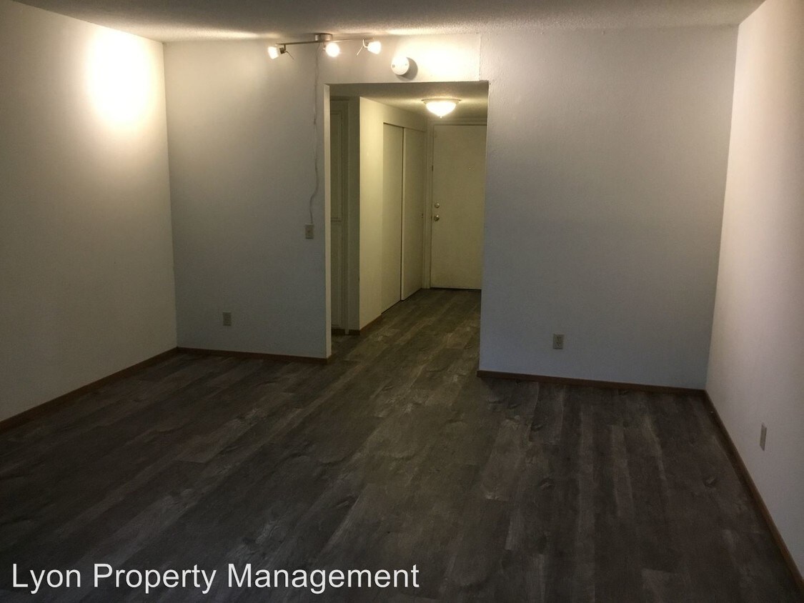 Foto principal - 702-704 Villanova Dr