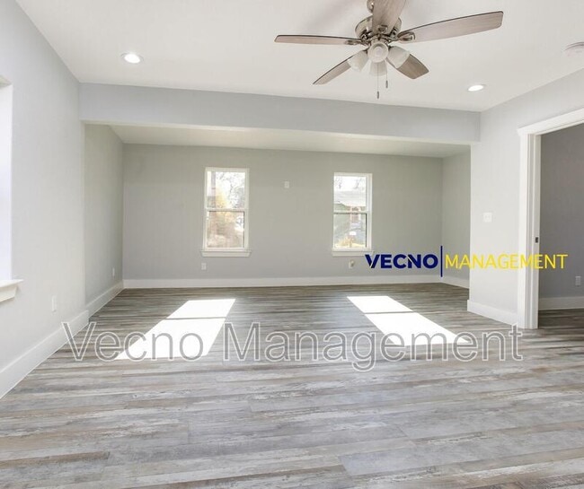 Building Photo - 129 E Torrey St
