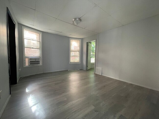 Building Photo - 541 W Vine St