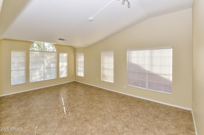 Foto del edificio - 1360 N Brentwood Pl