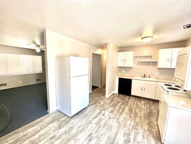 Foto del edificio - 2 blocks from Sloan's Lake, Available Now!