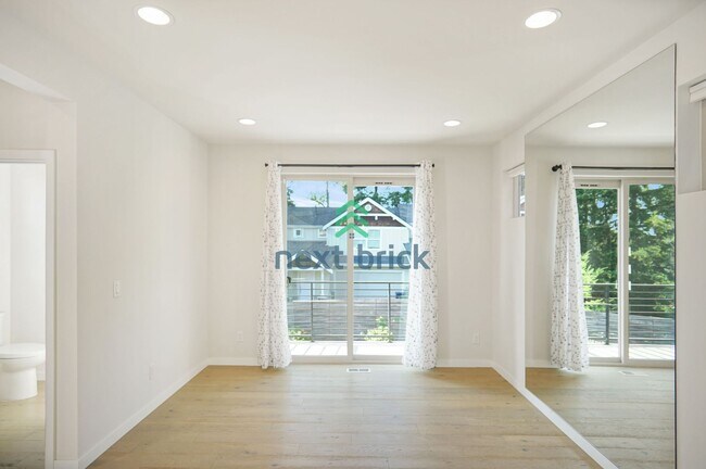 Building Photo - 4 Bed 4 Bath for Rent in Kirkland!
