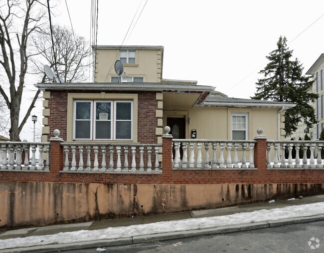 Building Photo - 69 Starbuck St