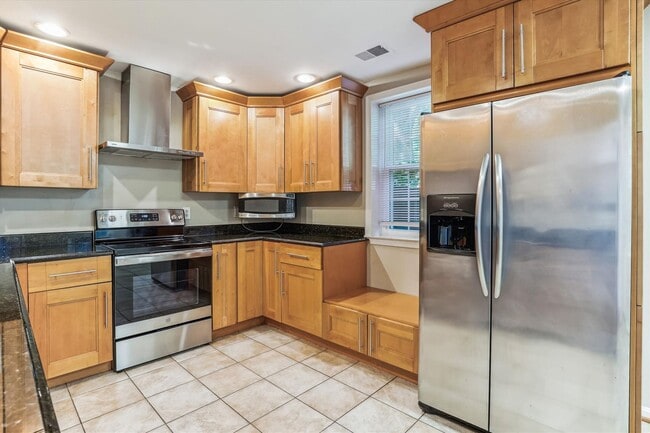 Building Photo - Lovely 2br/1bth ground level condo, close ...
