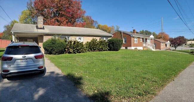 Building Photo - 537 Hawthorn Rd