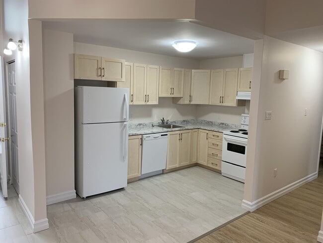 Building Photo - Stunning Two Bedroom Apartment in the Hear...