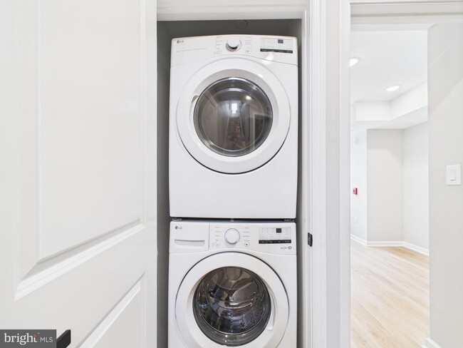 Building Photo - 1320 Grove St