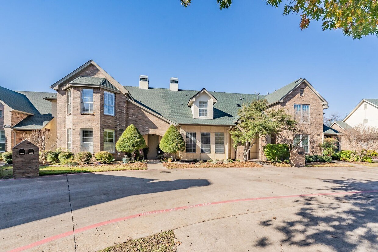 Primary Photo - UPDATED and SPACIOUS 3/3 Townhome near Cou...