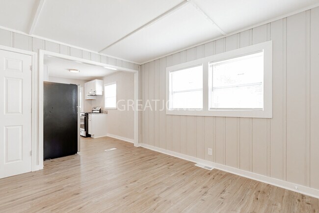 Building Photo - 1/2 MONTHS RENT FREE WITH A SIGNED LEASE B...