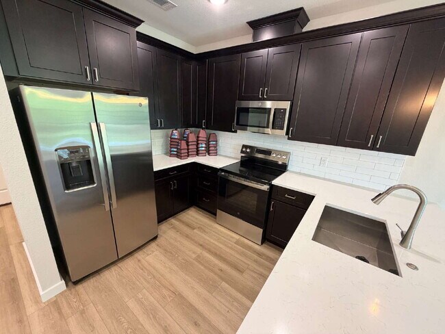Building Photo - Fabulous 2 story 3 bedroom Tarleton Crossing townhome!