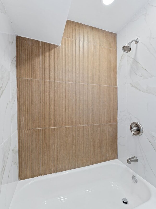 Building Photo - Charming Woodbury Home with Enclosed Backyard & Deck