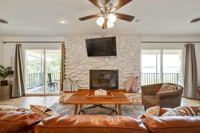 Building Photo - 4724 Lakeview Dr