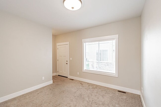 Building Photo - 654 S Saturn Ave