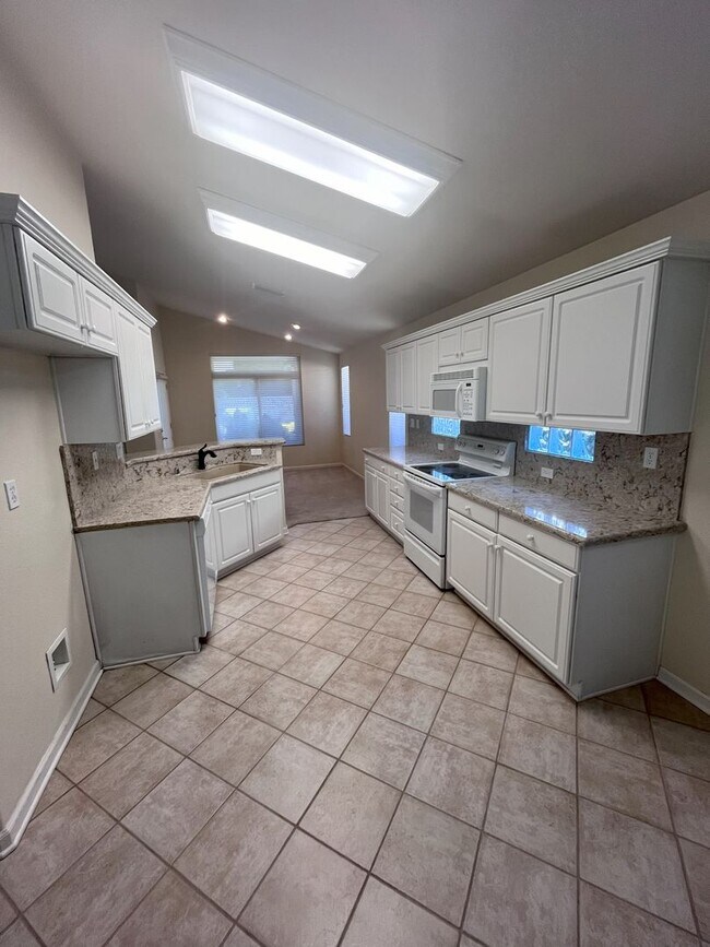 Building Photo - BEAUTIFUL HOME IN SUN CITY ROSEVILLE!!