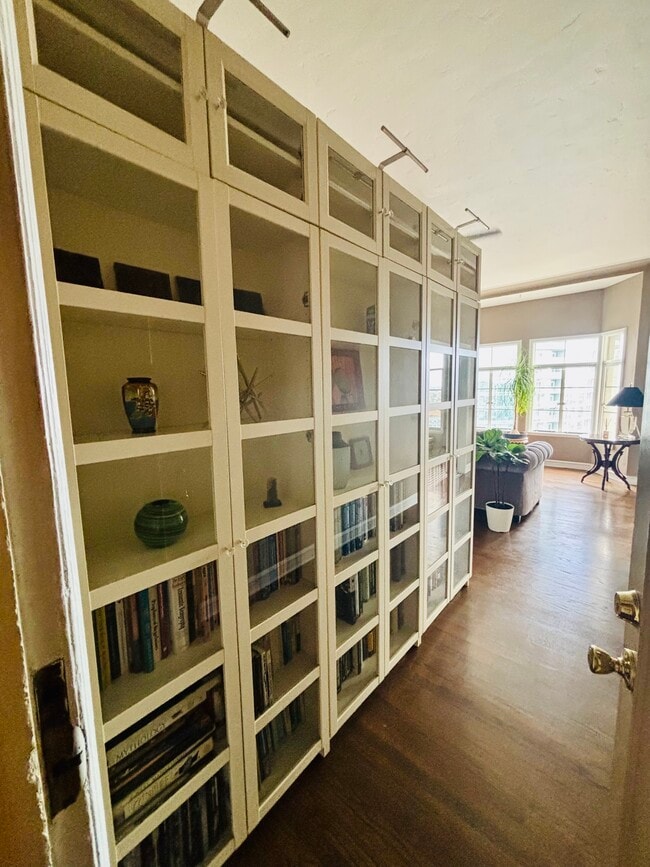 Building Photo - 800 E Ocean Blvd