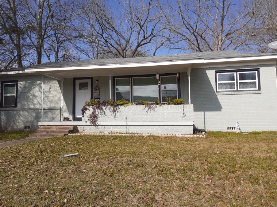 Primary Photo - 802 E Goliad Ave