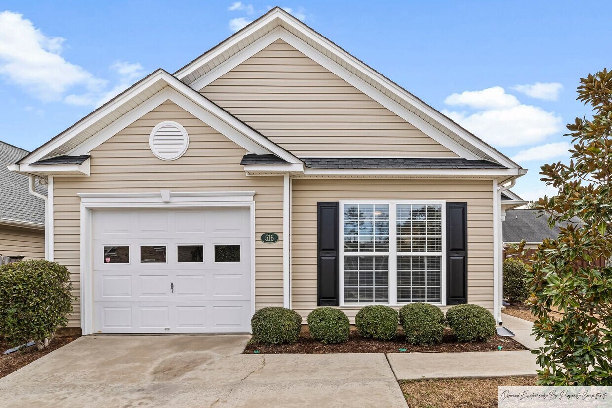 Foto principal - TWO BEDROOM GARDEN HOME IN GATED COMMUNITY