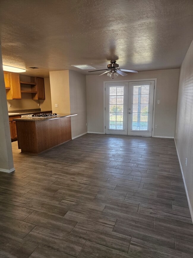 Building Photo - Great 3/2 in NE Phoenix with brand new flo...