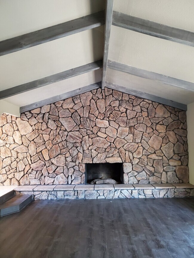 Foto del edificio - Modesto 3 bedroom 2.5  bathroom off McHenry