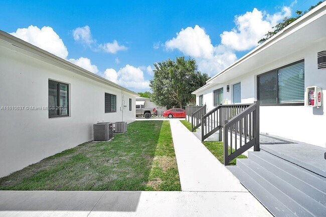 Foto del edificio - 12400 NE 11th Ct