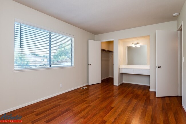 Building Photo - Lovely Condo | Hwd Laminate Flooring | Carport