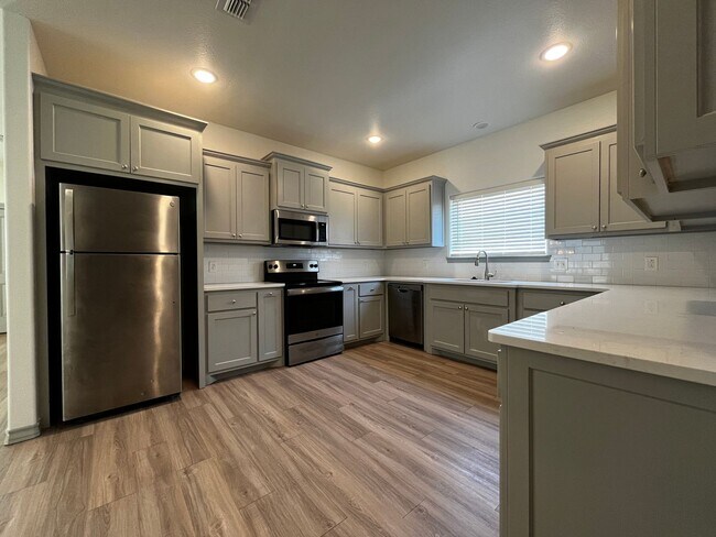 Foto del edificio - MOVE-IN SPECIAL: Fantastic 2 Story 4 Bed Home