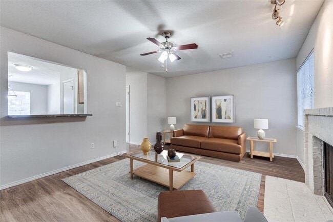 Building Photo - RIVER CROSSING TOWNHOME - 2BD -2.5BA - GRE...