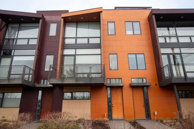 Foto del edificio - Little Italy Townhome - 1911 E 119th St , ...