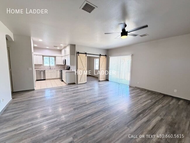 Building Photo - 651 W Fairway Cove Dr
