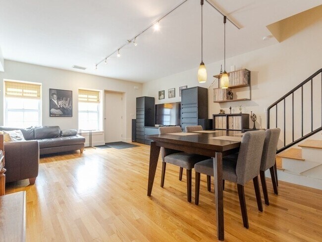 Foto del edificio - 2 bed, 1.5 bath w/ off-street parking in C...