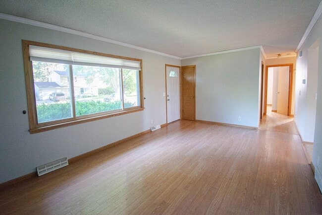 Building Photo - 3bed 2bath Available For Rent in Easy Access Area!