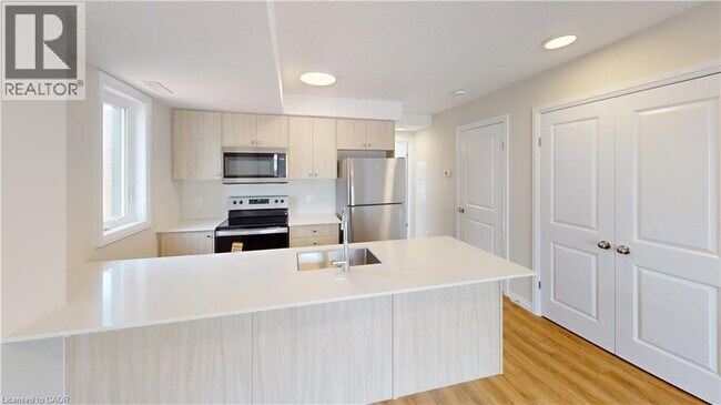 Photo du bâtiment - 410 Northfield Dr W