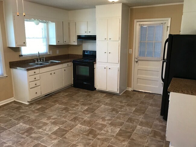 Building Photo - Cute Ranch Home!