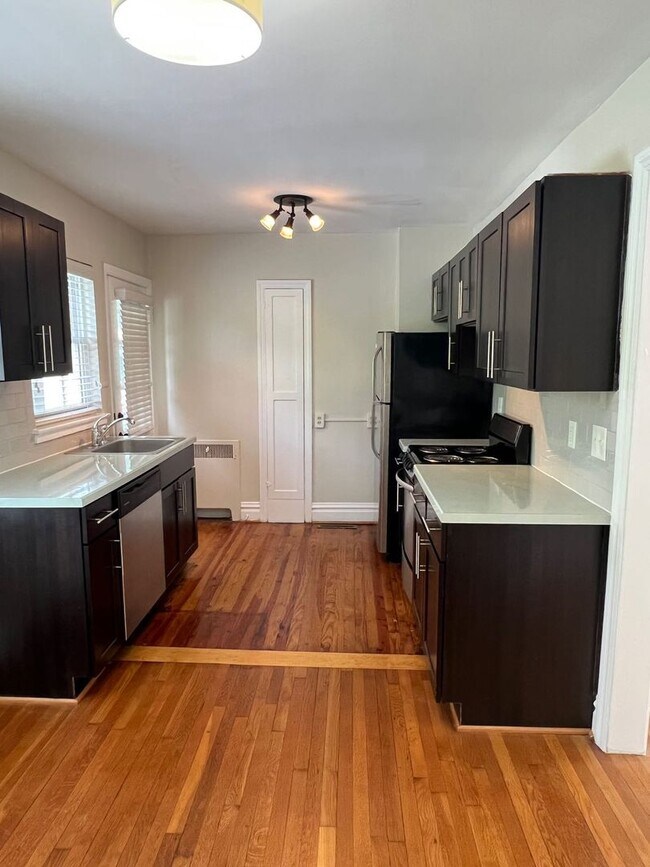 Foto del edificio - 1108 W Friendly Ave