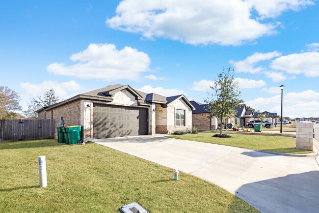 Building Photo - 421 Holstein Dr
