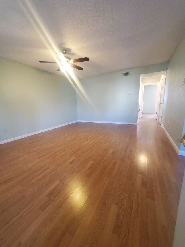 Foto del edificio - Very Cute 2 Bedroom 1 Bath Condo in Longmo...