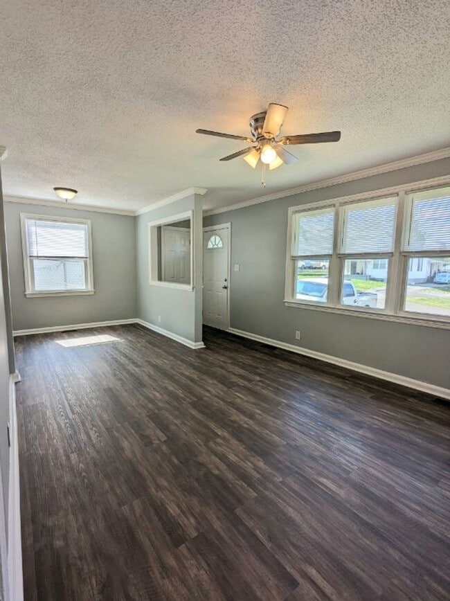Building Photo - Remodeled, pet-friendly 2br/1ba house with...