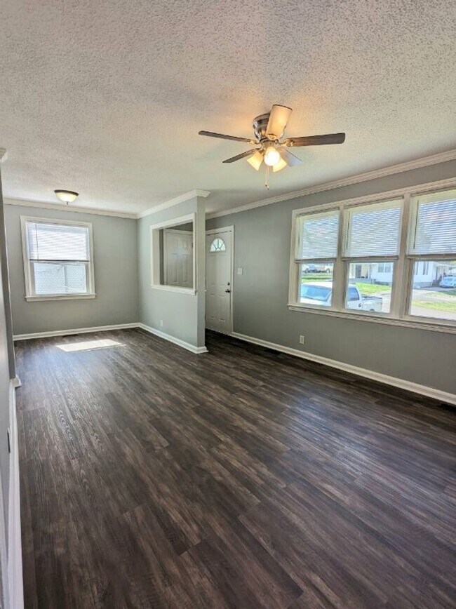 Foto del edificio - Remodeled, pet-friendly 2br/1ba house with...