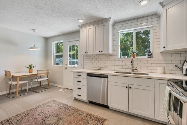 Building Photo - 4 Bedroom/ 2 Bathroom house in Midvale