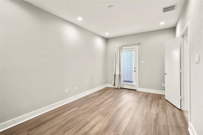 Foto del edificio - 1307 Mayfair Clarkson Ln