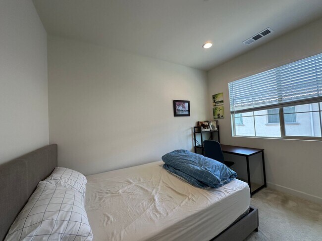 Foto del edificio - Room for Rent in Stanton-Prime Location